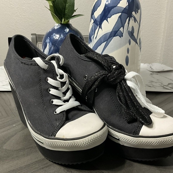 Women's Wedge Sandals Closed Toed Size 8 Black Rock Candy Brand Really Cute - Picture 2 of 5